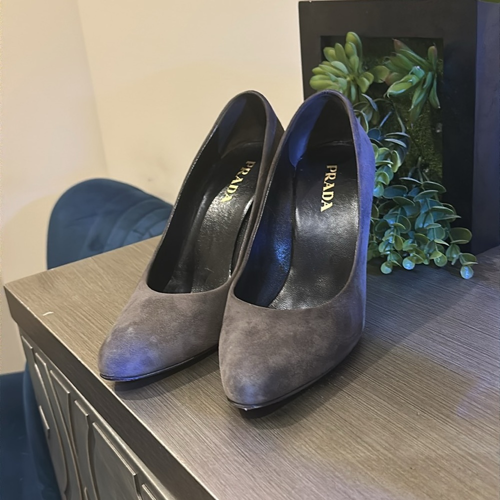 Prada Camoscio Classic Ardesia Suede Pumps IT 37.5 / US 7
